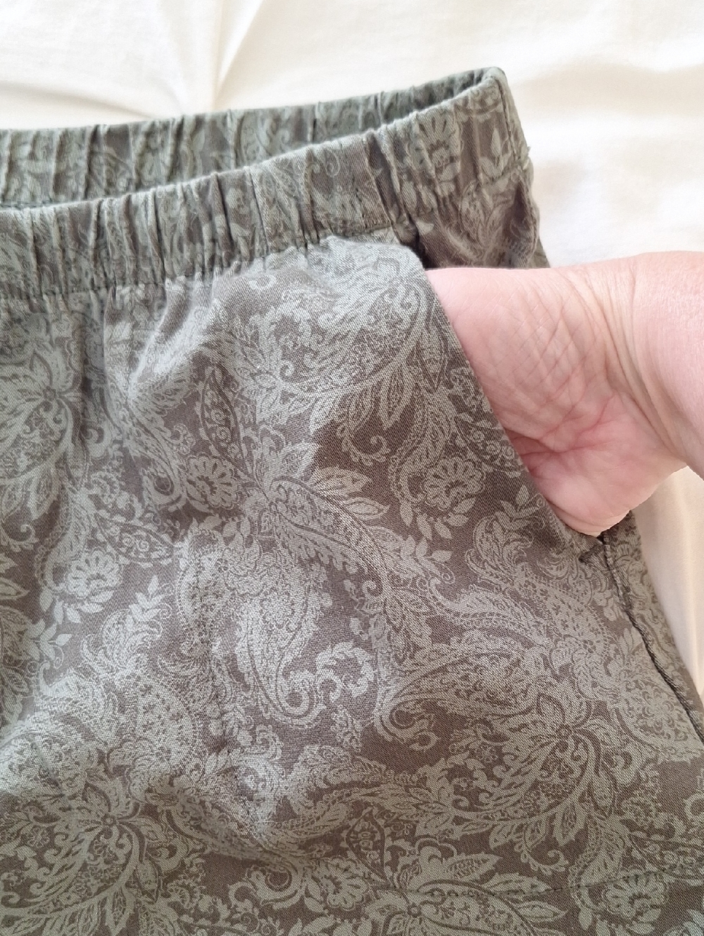 Denim & Co Olive Paisley Elastic-Waist Pants SP - MP - Picture 4 of 6